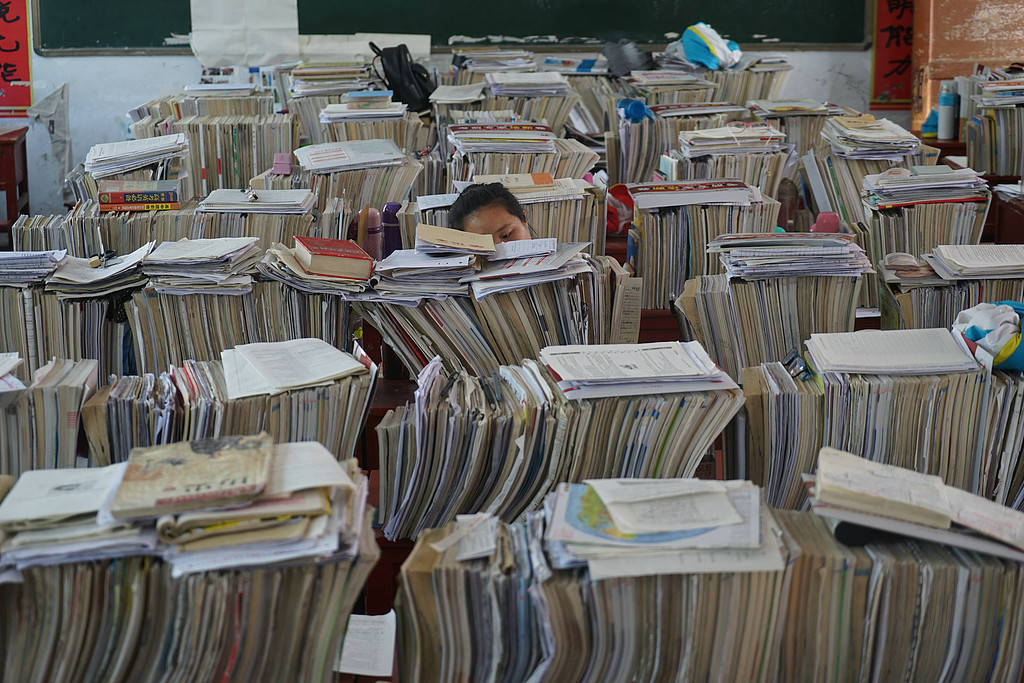 高中生上自习课抬头算违纪<strong></p>
<p>LEOxChange</strong>？别把学生当学习机器