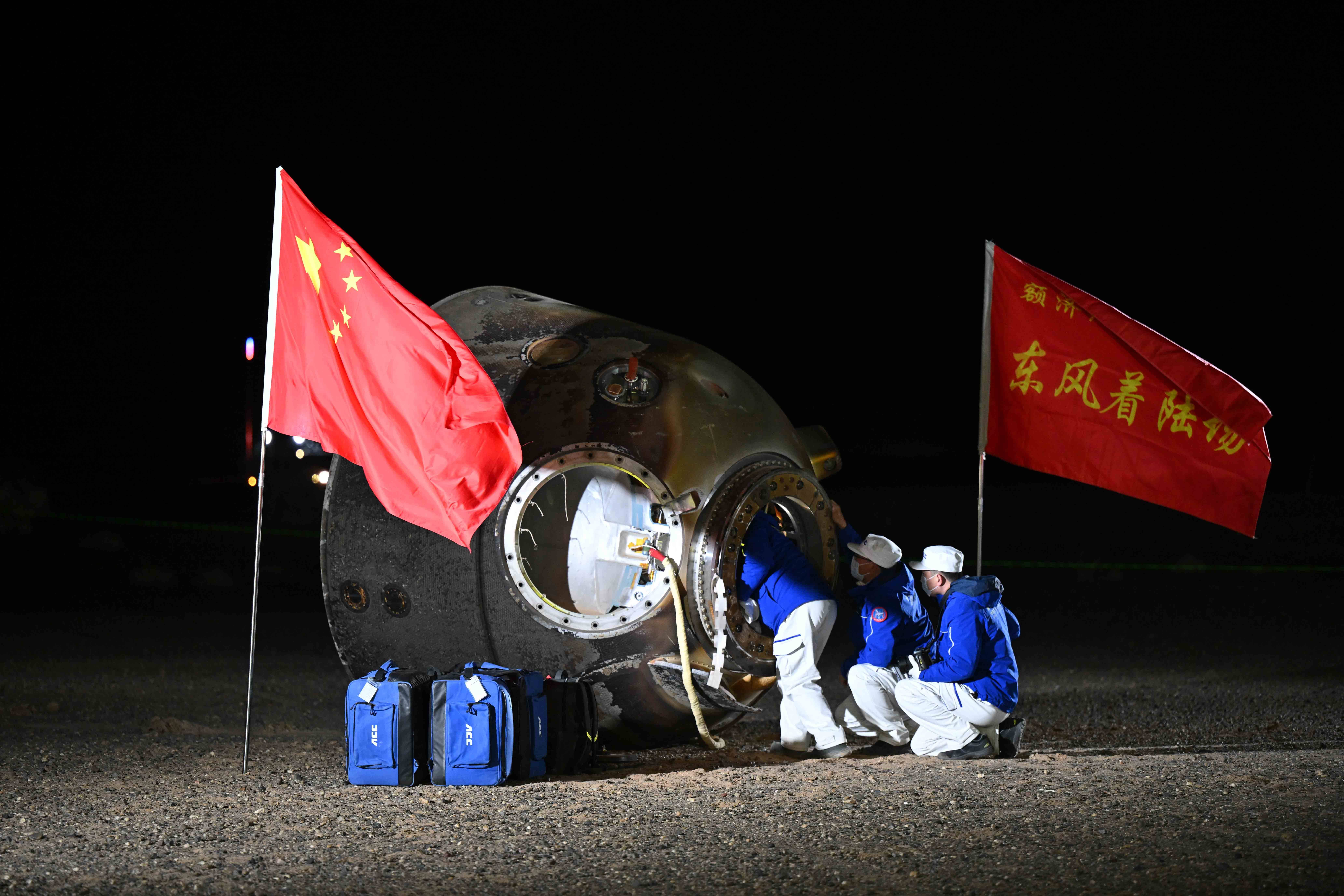 返回舱着陆最后一米<strong></p>
<p>NegocieCoins</strong>，4台着陆反推发动机10毫秒内同时点火