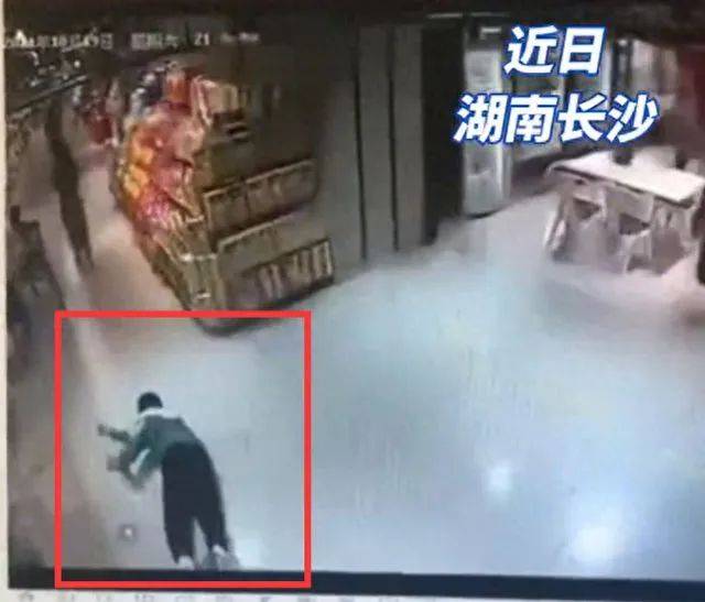 男孩在盒马摔倒无人扶？母亲愤怒砸店<strong></p>
<p>币耀</strong>！最新回应
