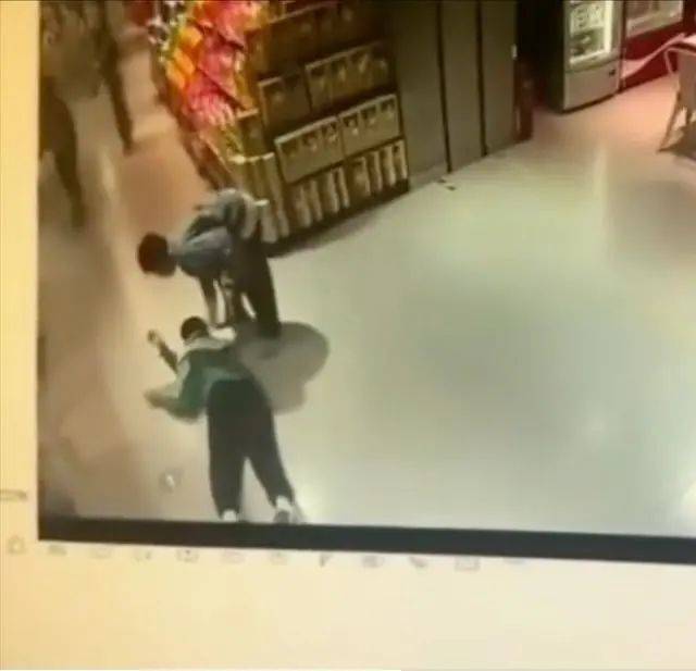 男孩在盒马摔倒无人扶？母亲愤怒砸店<strong></p>
<p>币耀</strong>！最新回应