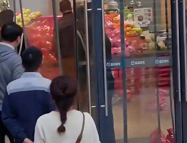 疑儿子盒马鲜生摔倒没人扶妈妈砸店<strong></p>
<p>TREX</strong>！最新回应：可走法律途径