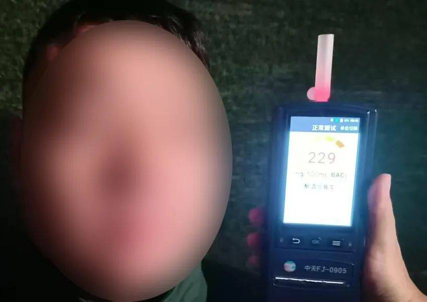 司机遇佛山交警查车<strong></p>
<p>CIEX</strong>，停下就跑进路边商场，随后被记12分罚2000元