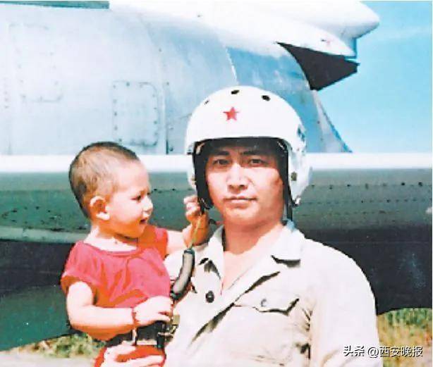 烈士王伟的孩子从北大硕士毕业后<strong></p>
<p>CIEX</strong>，成为海军军官