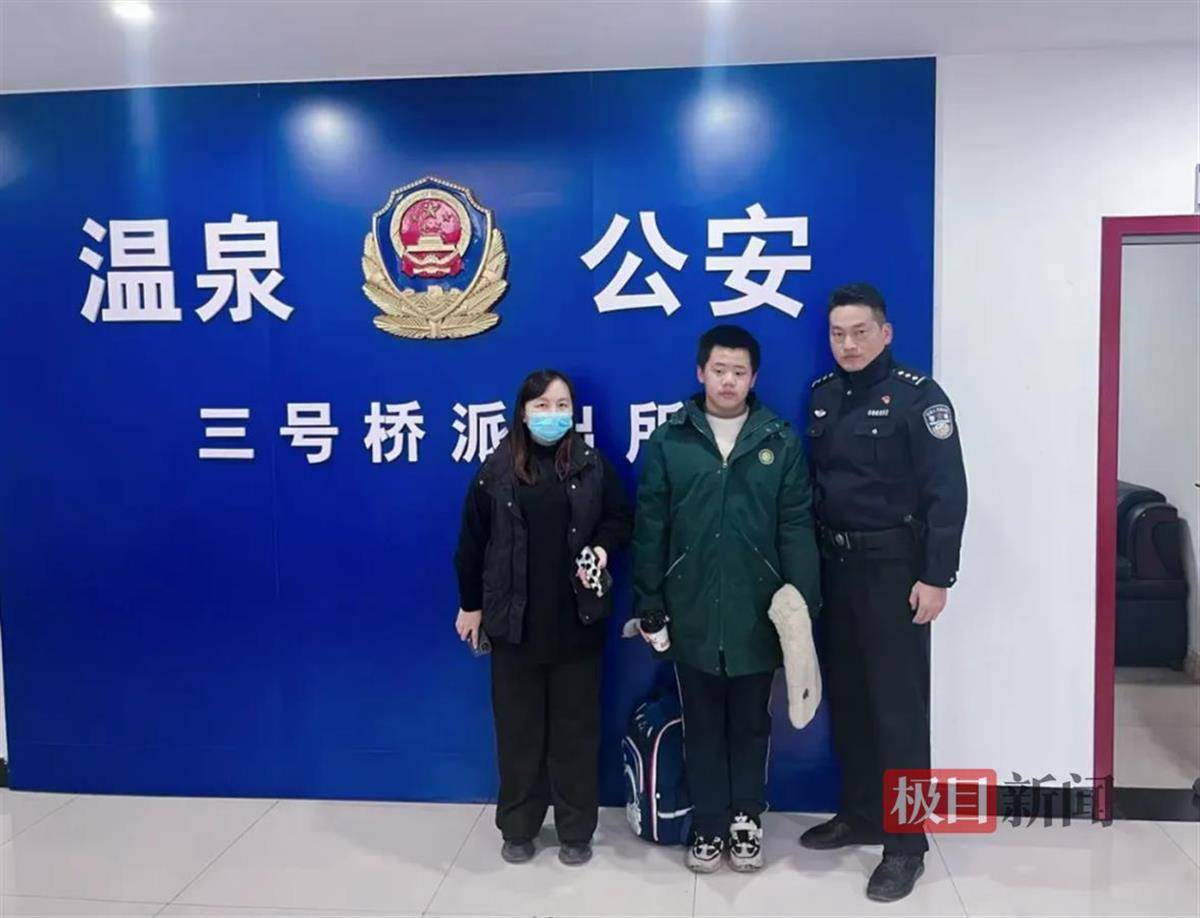 湖北咸宁一学生放学路上捡到手机交给警方<strong></p>
<p>币为</strong>，民警和失主进校给他送“大礼包”