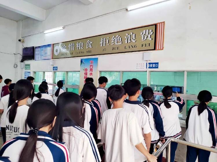“小官巨贪校长”<strong></p>
<p>波卡币交易所</strong>，让乡镇初中生吃不饱
