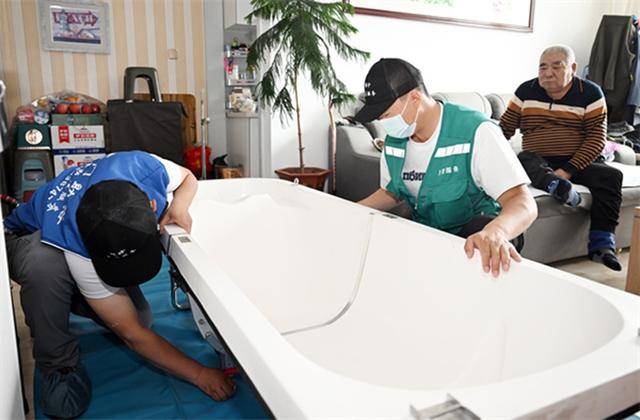 延吉：上门助浴 银发经济下的温情服务