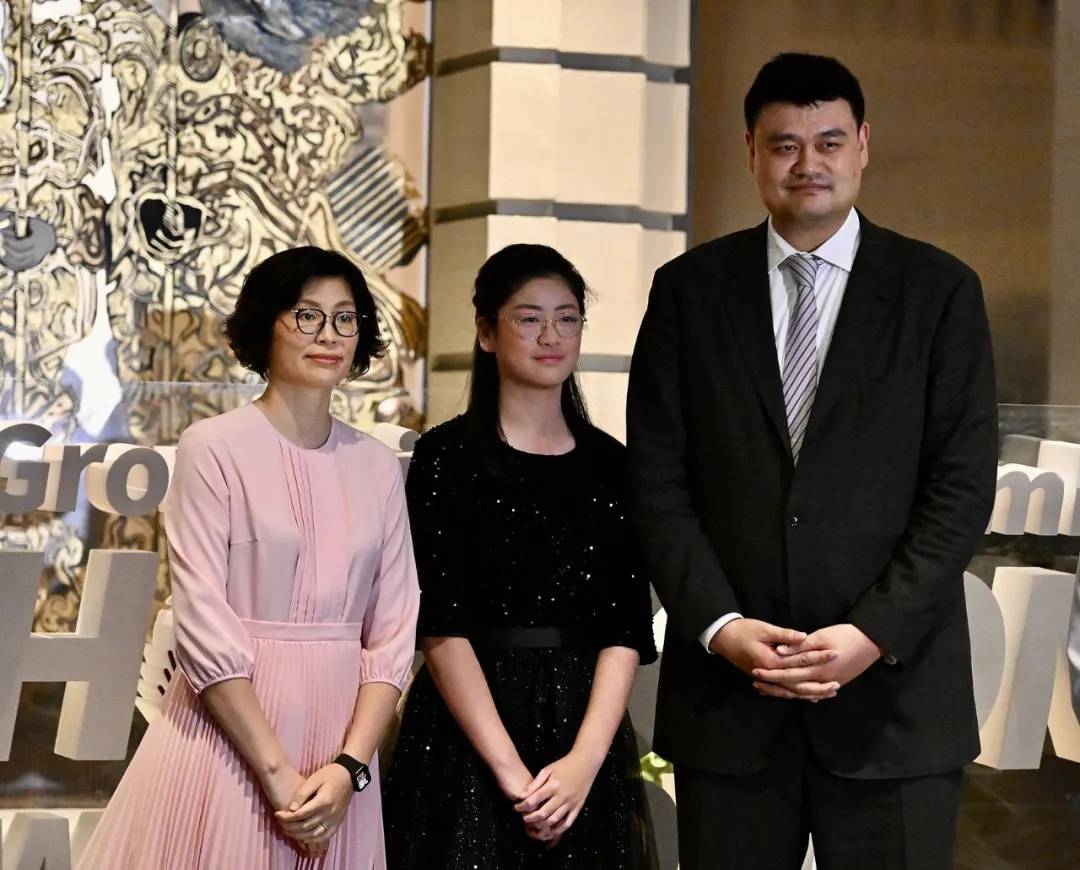 姚明父女最新同框<strong></p>
<p>火币交易app</strong>，15岁女儿姚沁蕾身高1米9赶超成年男性