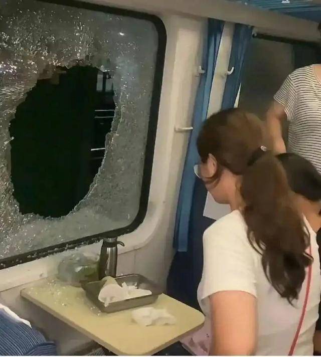 列车脱线3小时乘客砸窗通风未受罚<strong></p>
<p>币安交易app</strong>，专业人士：火车定制玻璃单块更换费用超千元