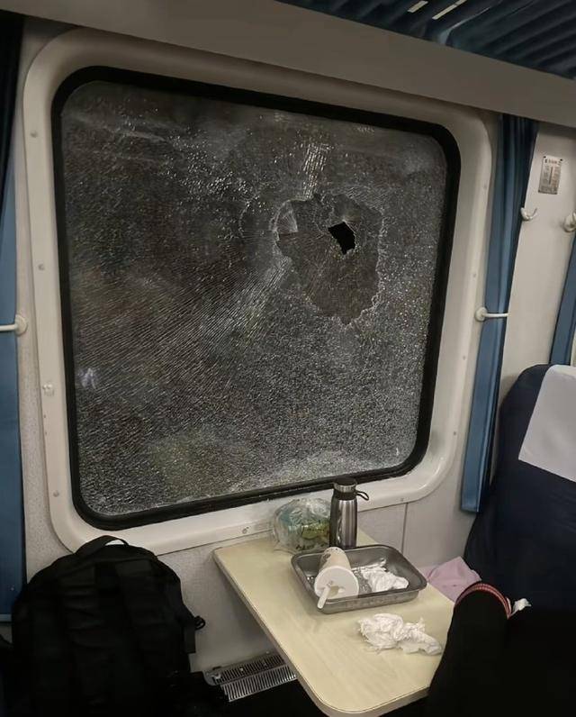 列车脱线3小时乘客砸窗通风未受罚<strong></p>
<p>币安交易app</strong>，专业人士：火车定制玻璃单块更换费用超千元
